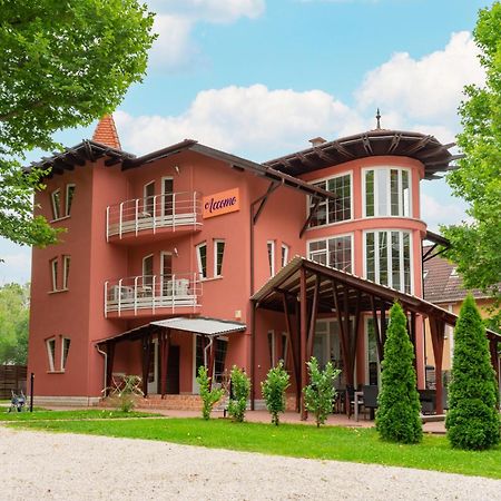Accomo Apartmanhaz Сиофок Екстериор снимка